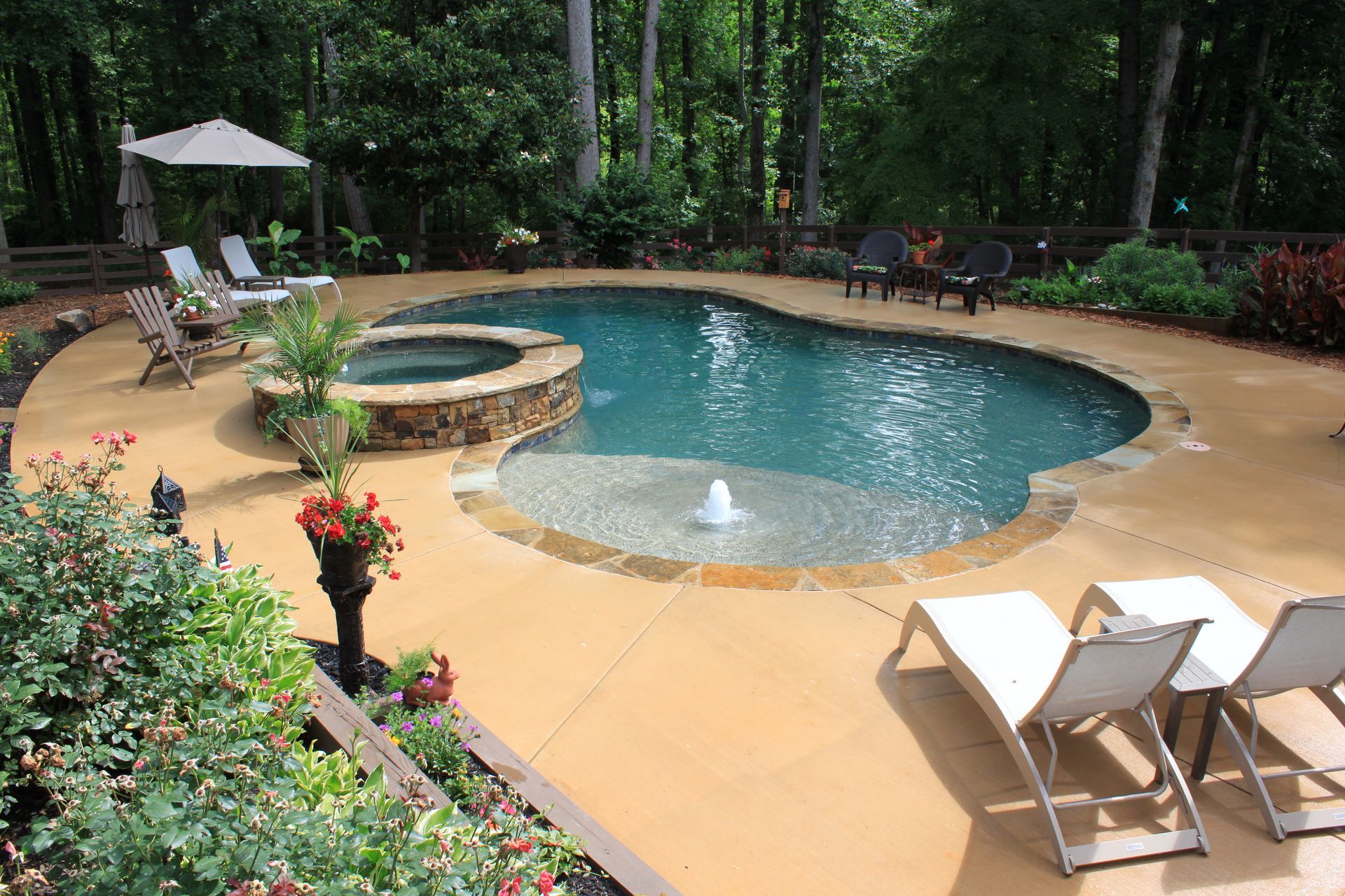 A large swimming pool with a fountain in the middle
