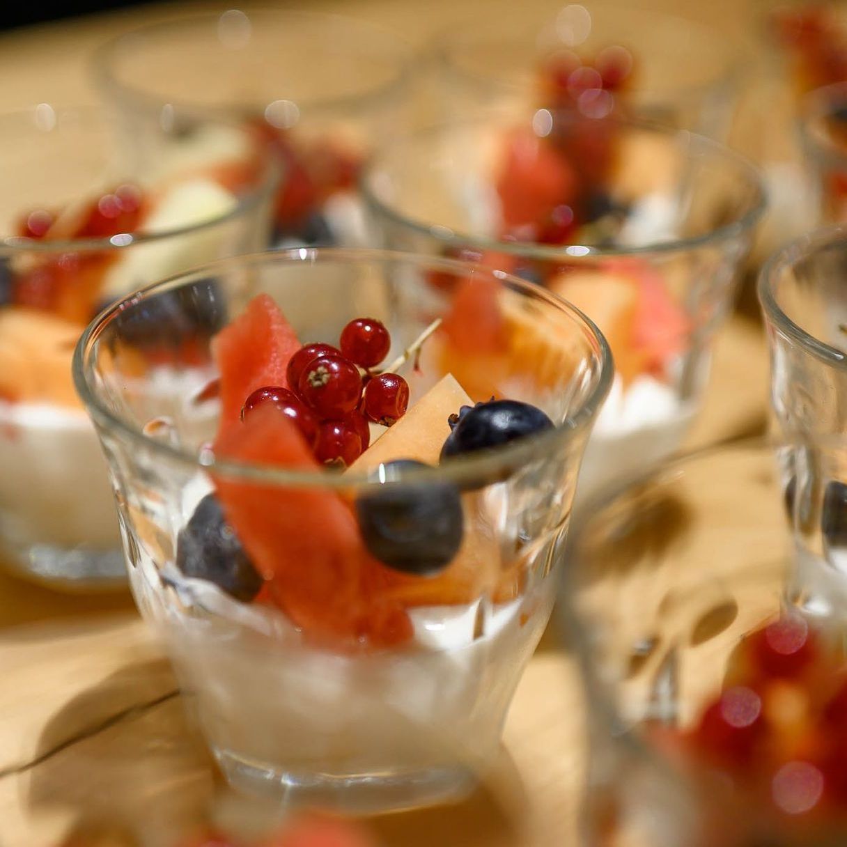 Een close-up van een glas gevuld met fruit op een tafel.