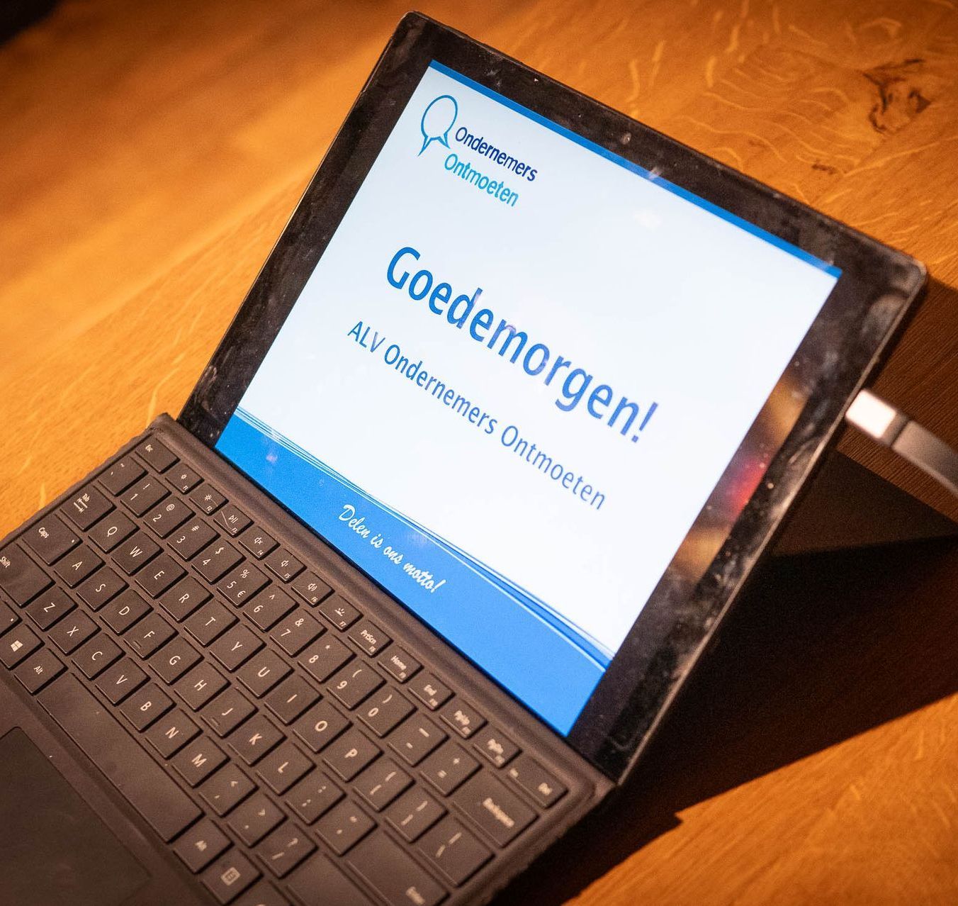 Een laptop met een scherm waarop Goedemorgen staat