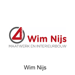 Logo voor Wim Nijs, met een rode driehoek met een liniaal in een grijze cirkel en de bedrijfsnaam in het rood.