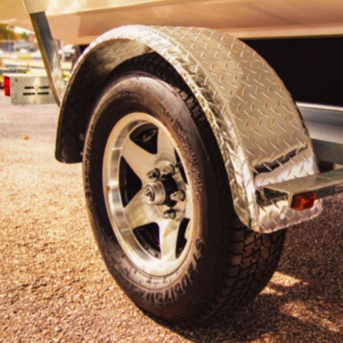 Trailer wheel with hubcap
