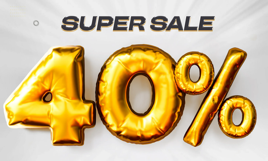 Trolebuses coloridos estacionados en un terreno pavimentado, bajo un cielo brillante con árboles verdes en el fondo.