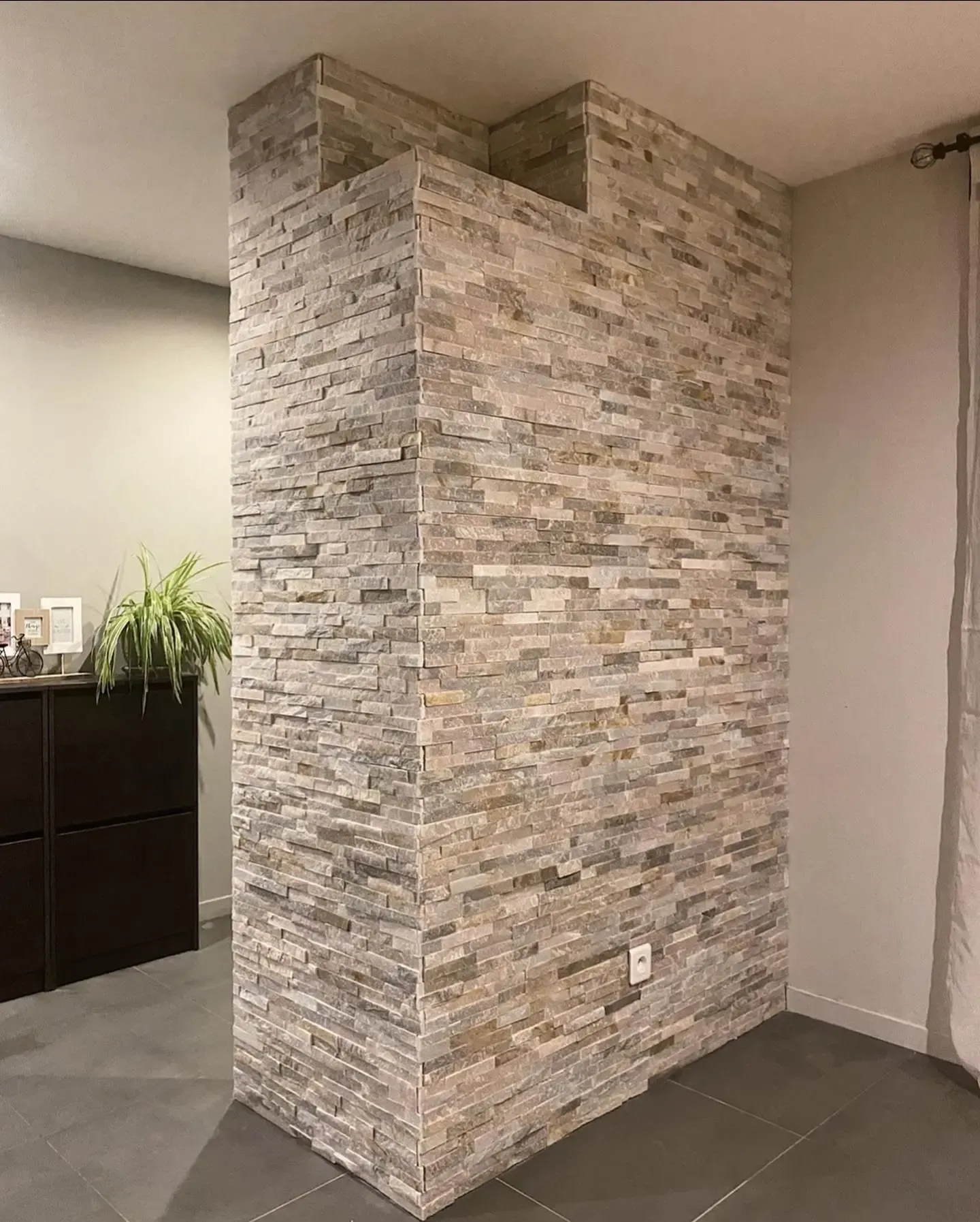 il y a un mur de briques au milieu de la pièce.