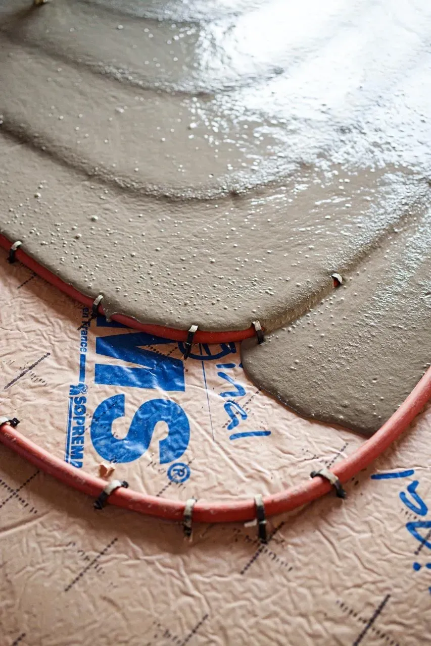 un gros plan d'un sol en béton avec un tuyau.