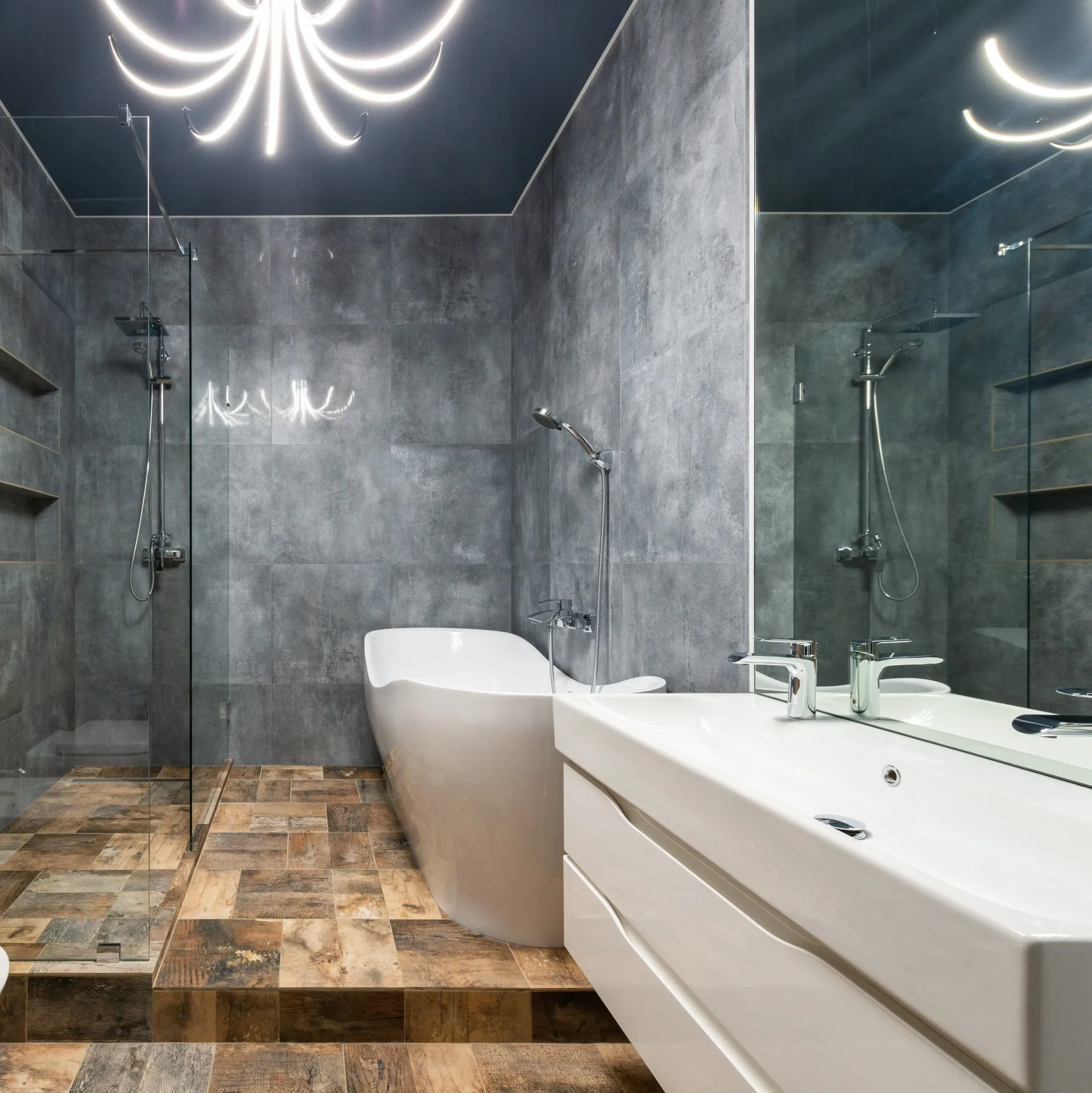 une salle de bain avec une baignoire un lavabo et une douche