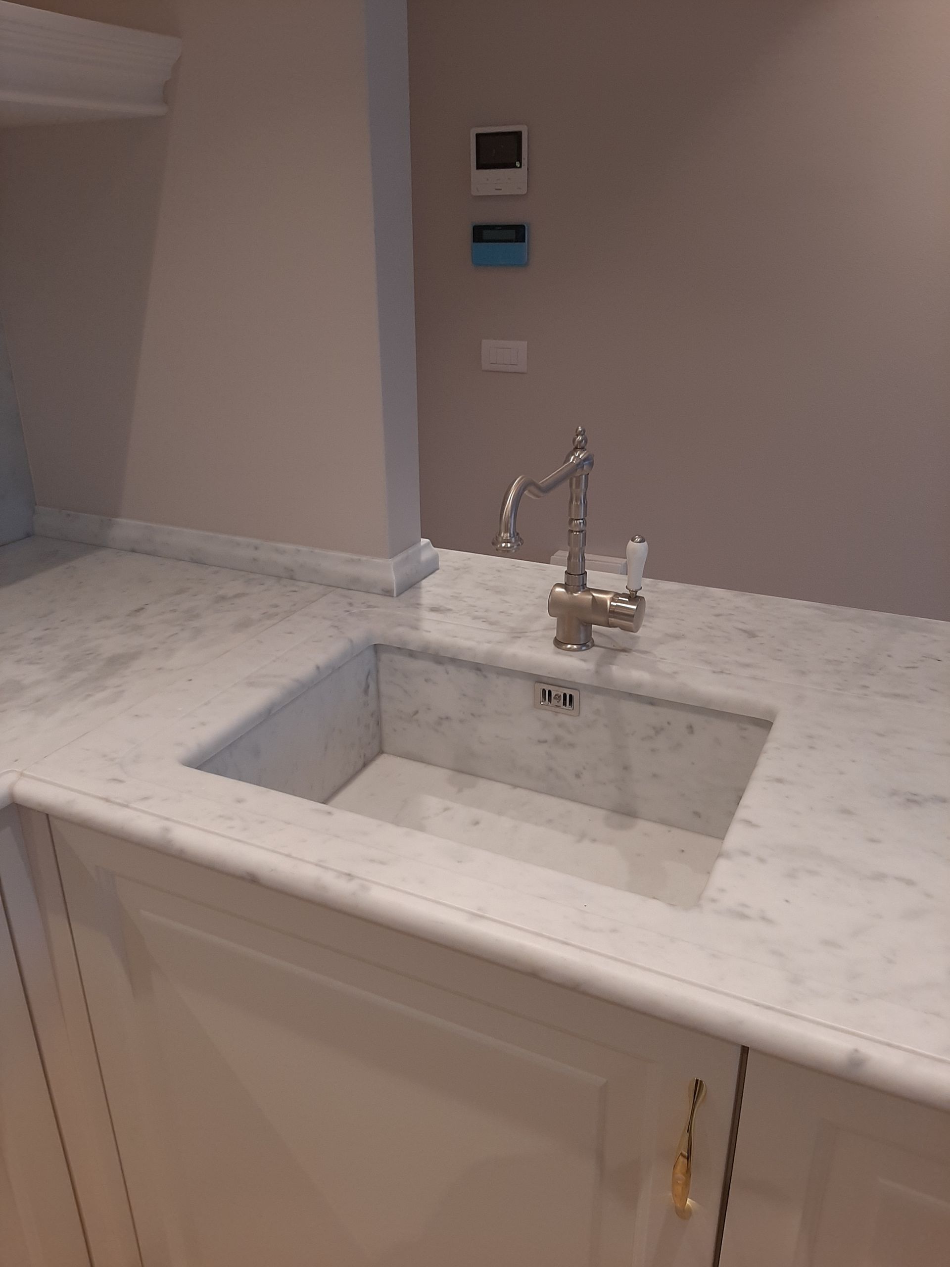 Una cucina con tavolo e sedie.