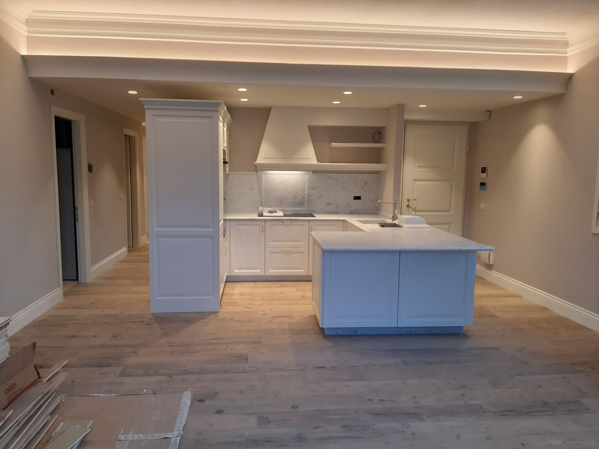 Una cucina con tavolo, sedie e un acquario sul bancone.