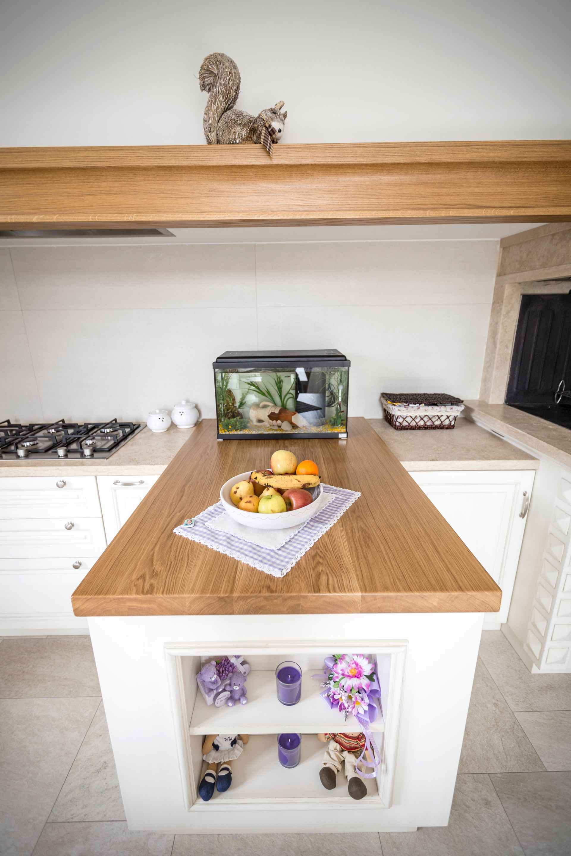 Una cucina con un piano di lavoro in legno e una ciotola di frutta sopra