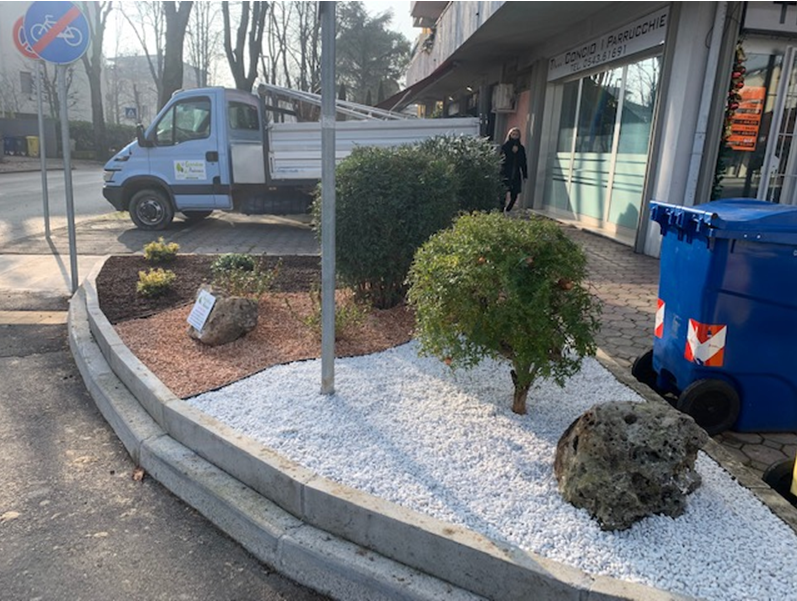 aiuola fronte negozio