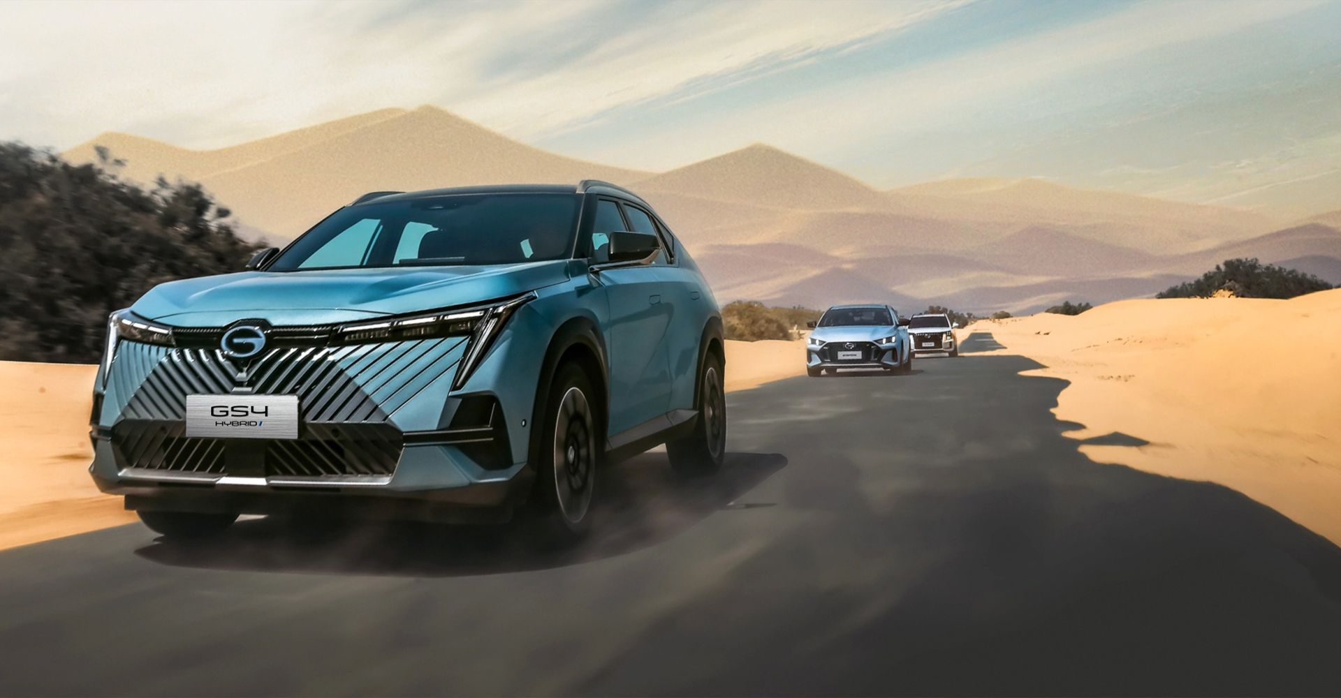 SUV azul dirigindo em uma estrada deserta com outro carro à distância.