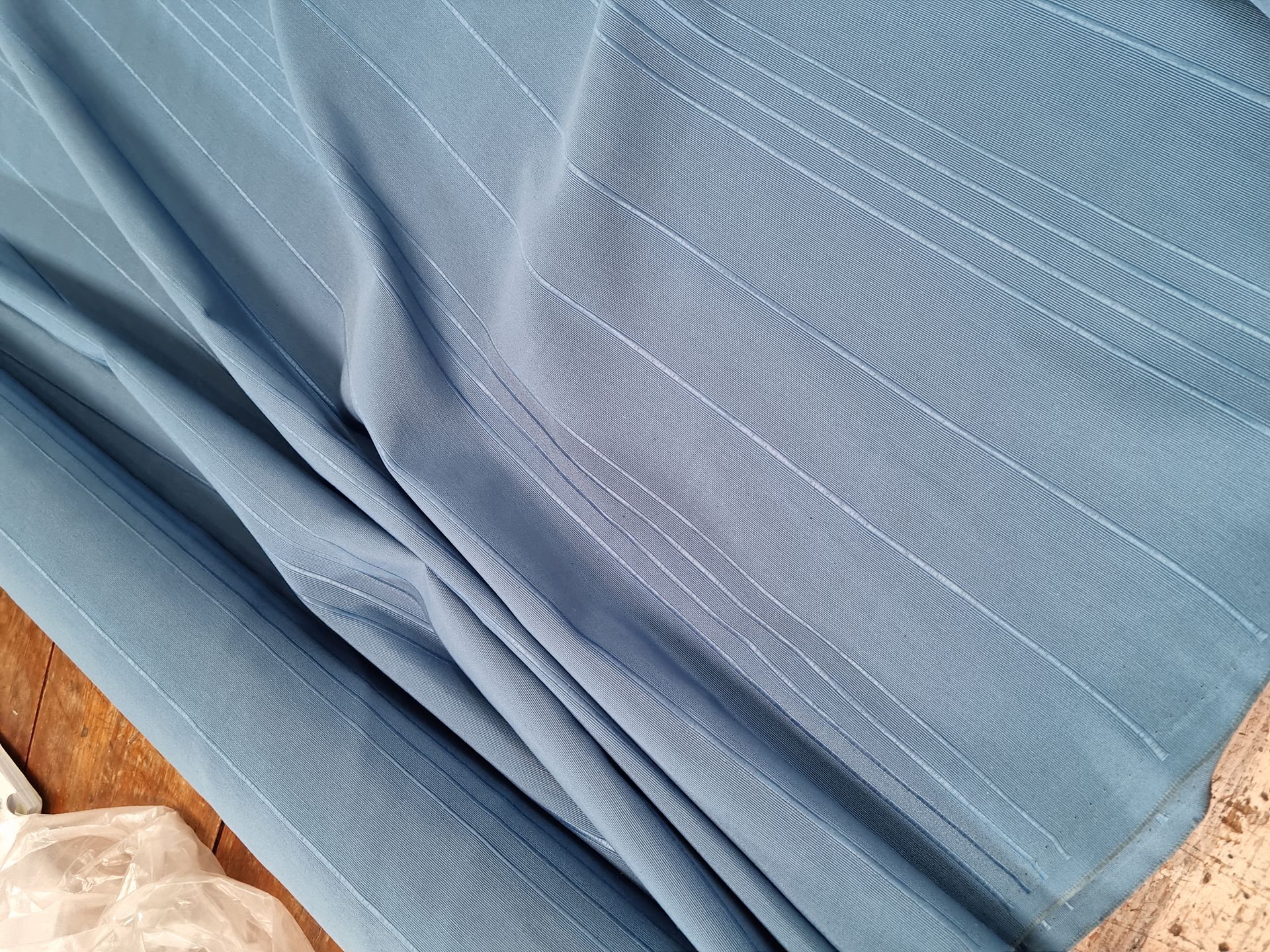 Un primer plano de un trozo de tela azul sobre una mesa.
