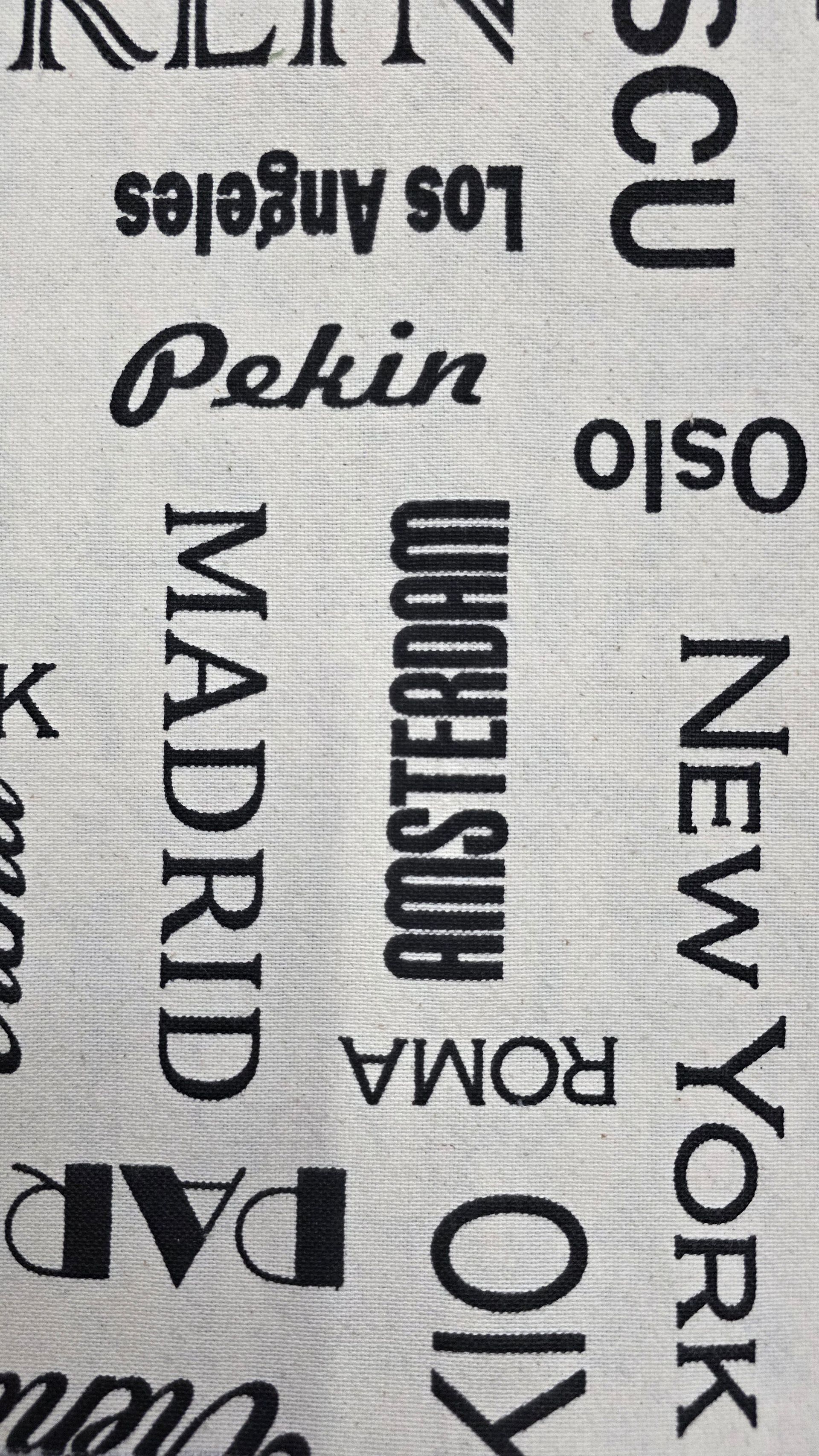 Un primer plano de una tela con flores.