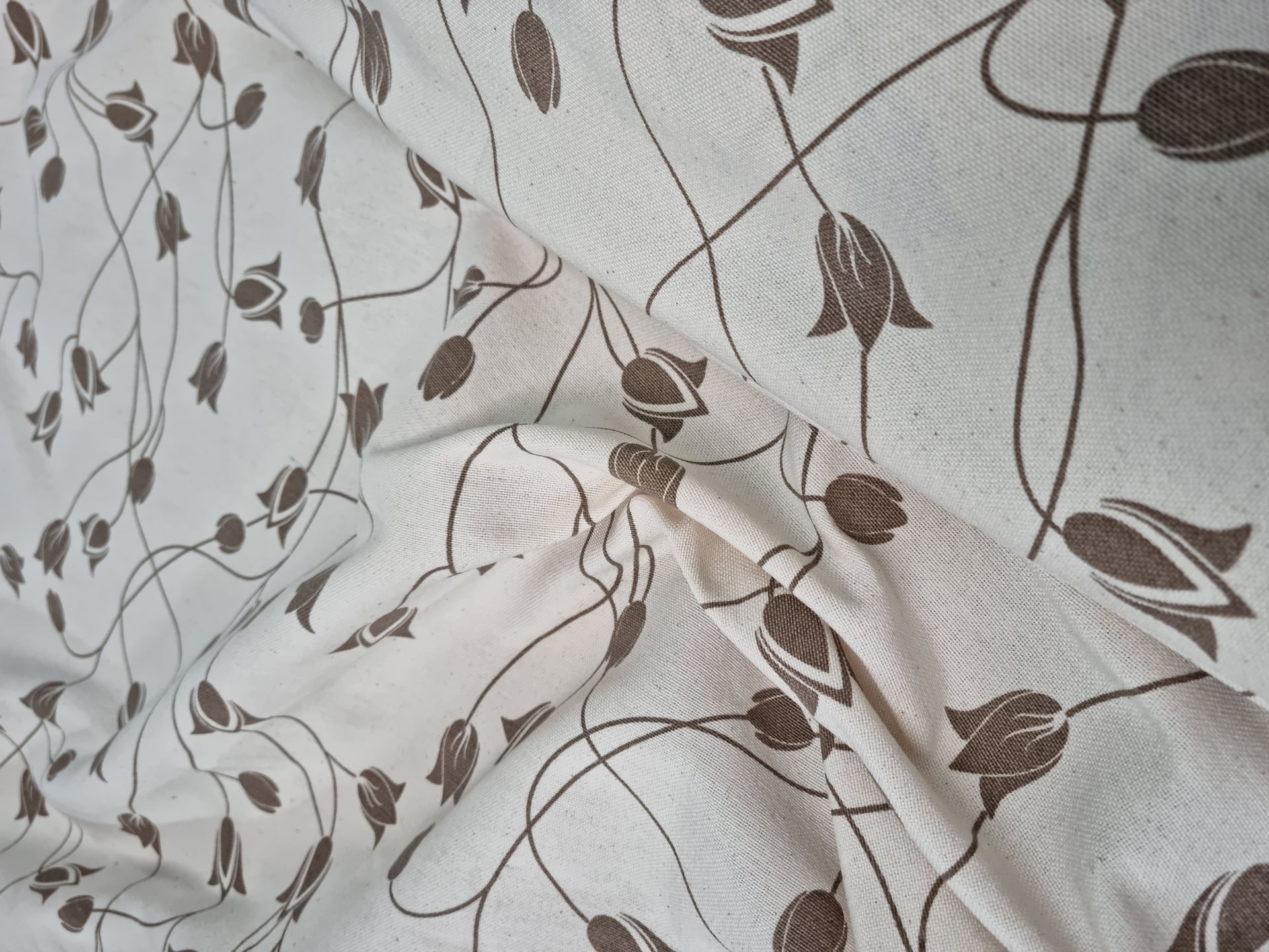 Un primer plano de una tela con flores.