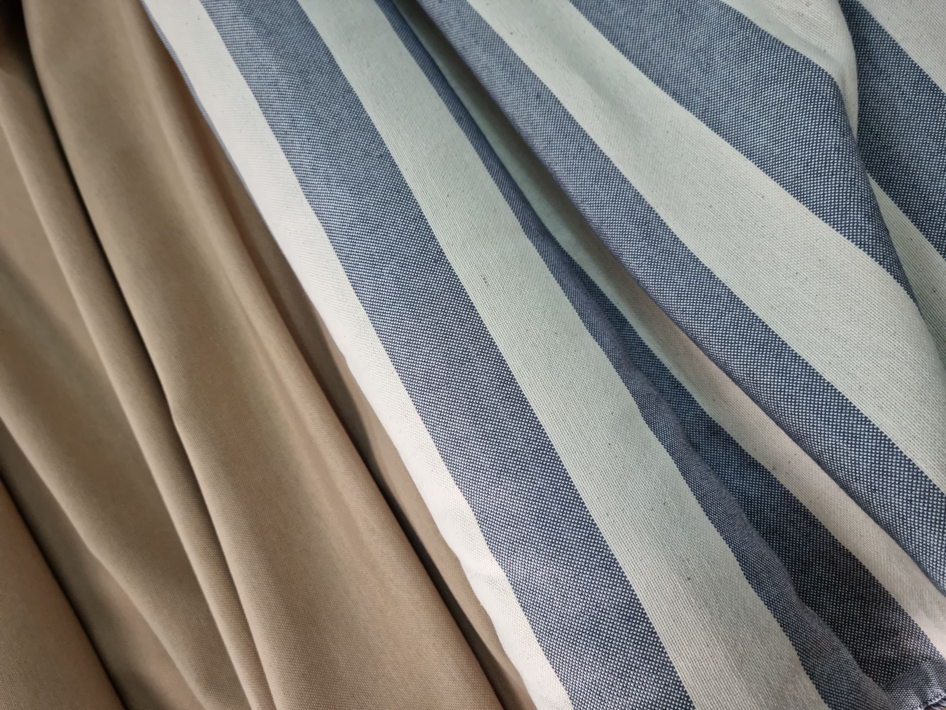 Un primer plano de una tela rayada colocada sobre una mesa.