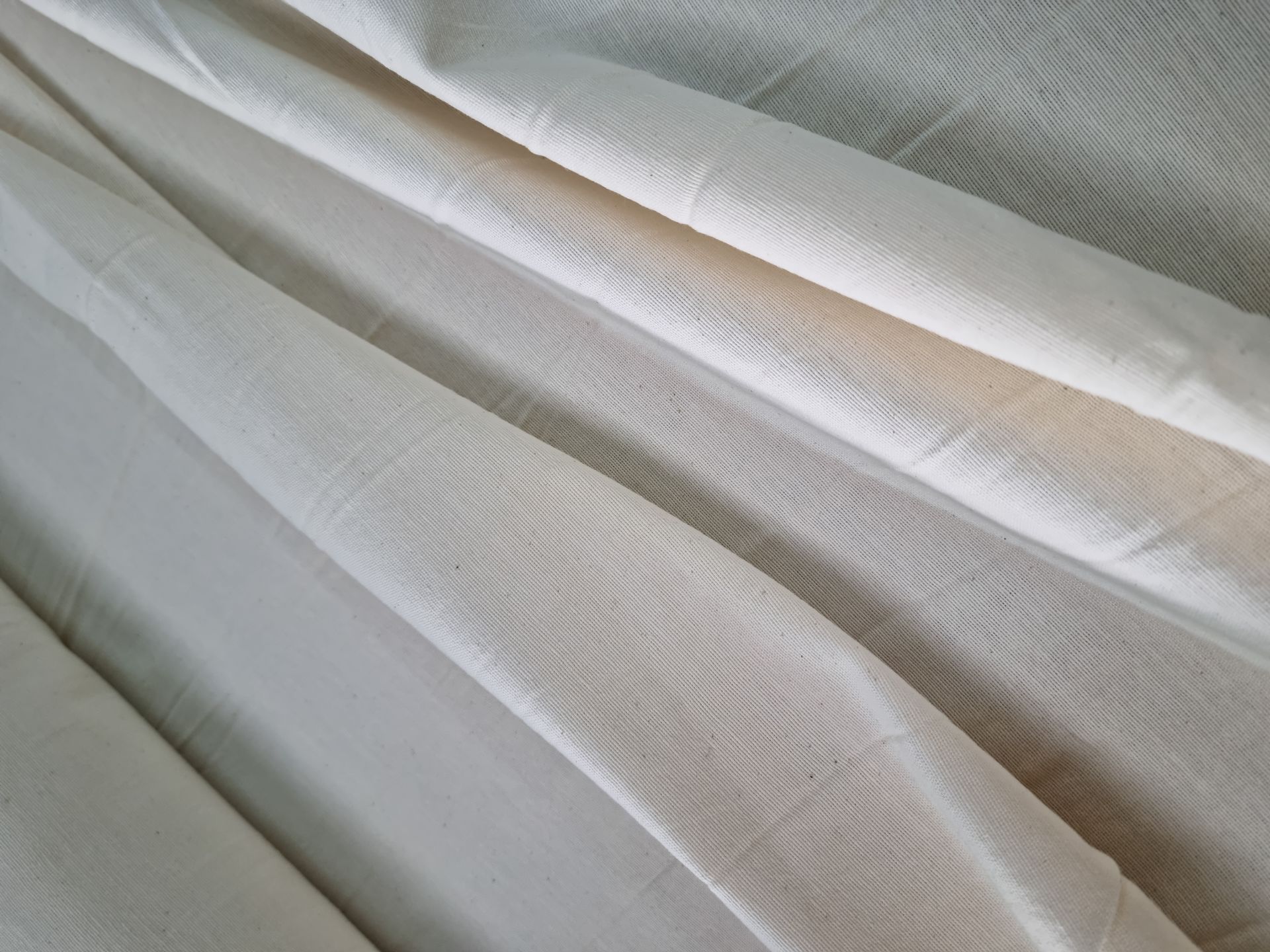 Un primer plano de un trozo de tela blanca sobre una cama.