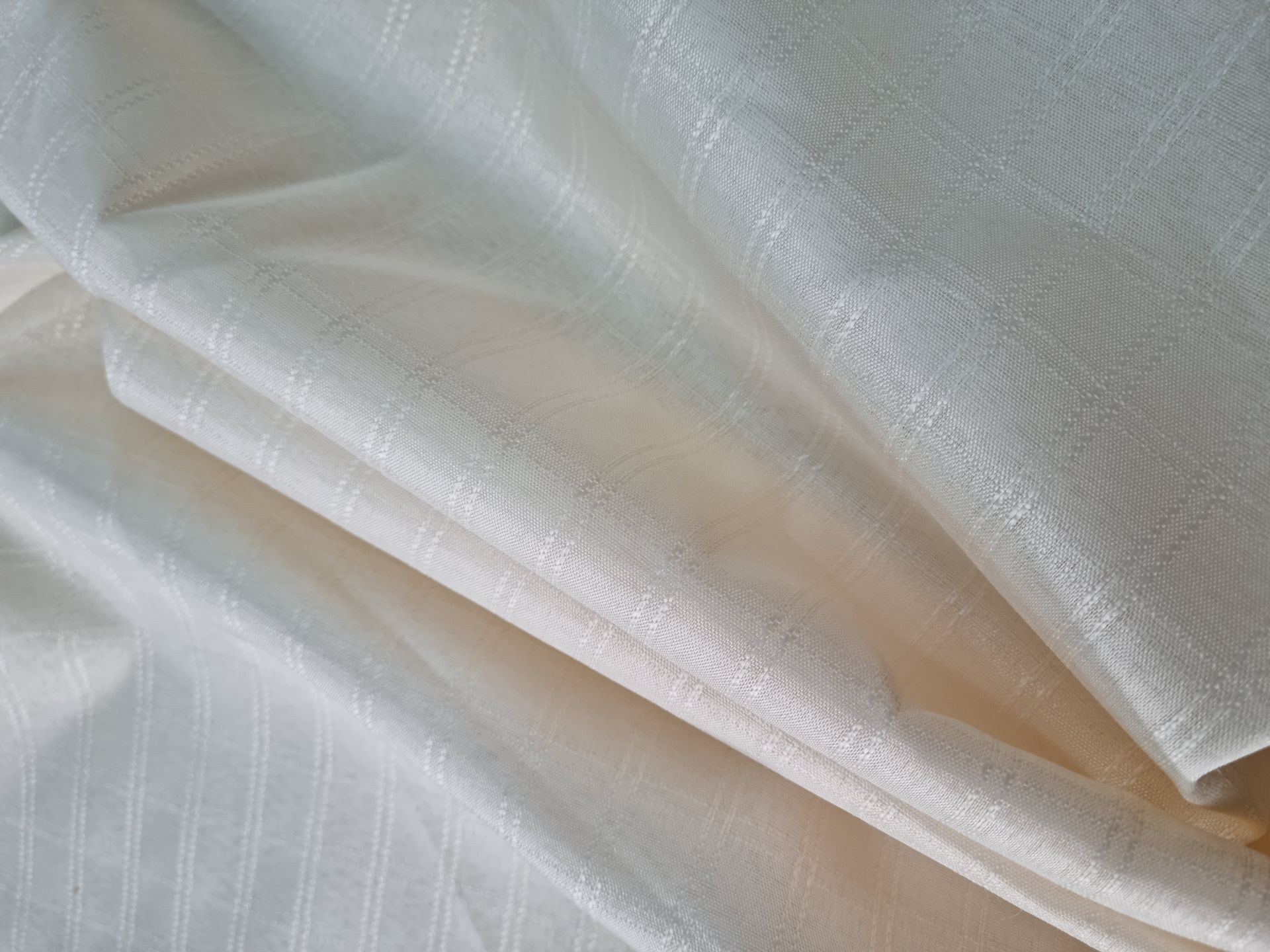 Un primer plano de un trozo de tela blanca sobre una mesa.