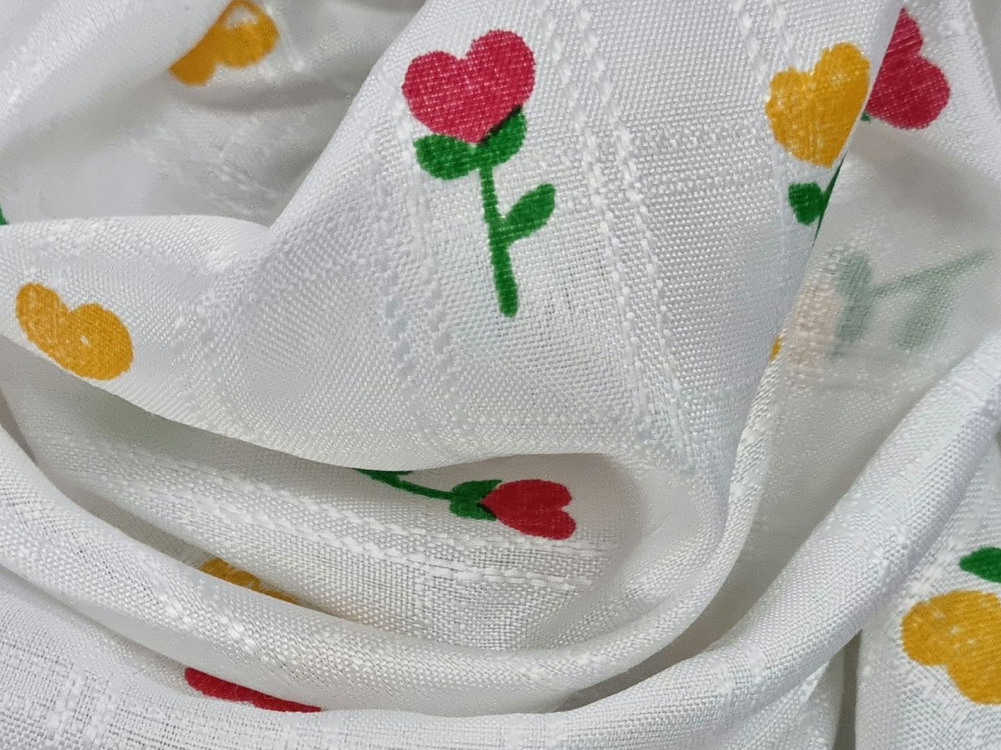 Una cocina con muebles de madera, un fregadero y una ventana.