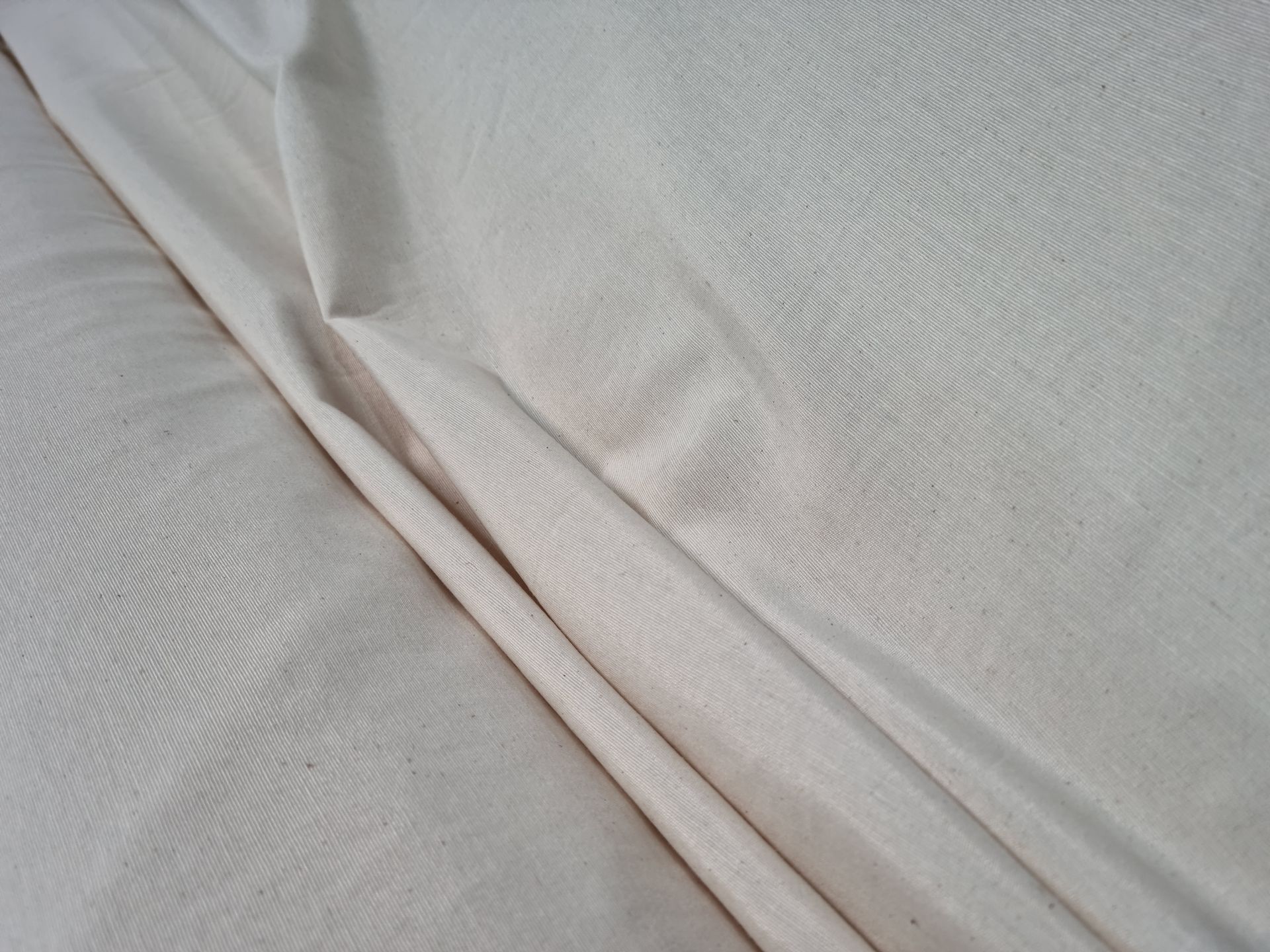 Un primer plano de un trozo de tela blanca sobre una mesa.