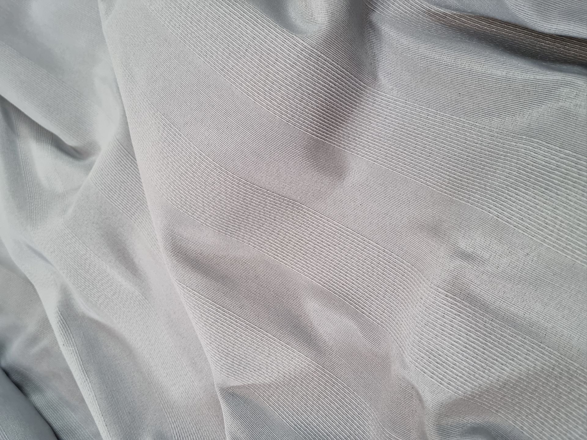 Un primer plano de una tela blanca con un patrón.