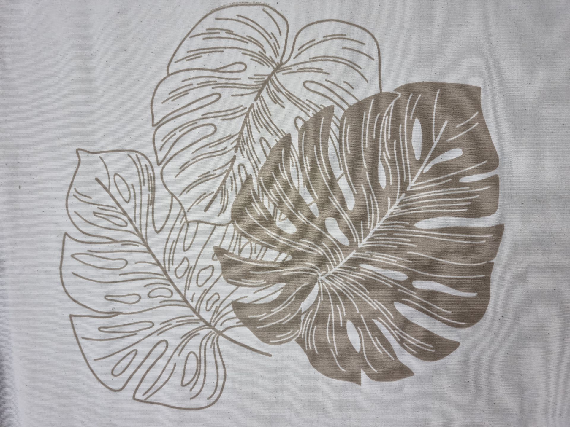 Un primer plano de un trozo de tela con hojas.