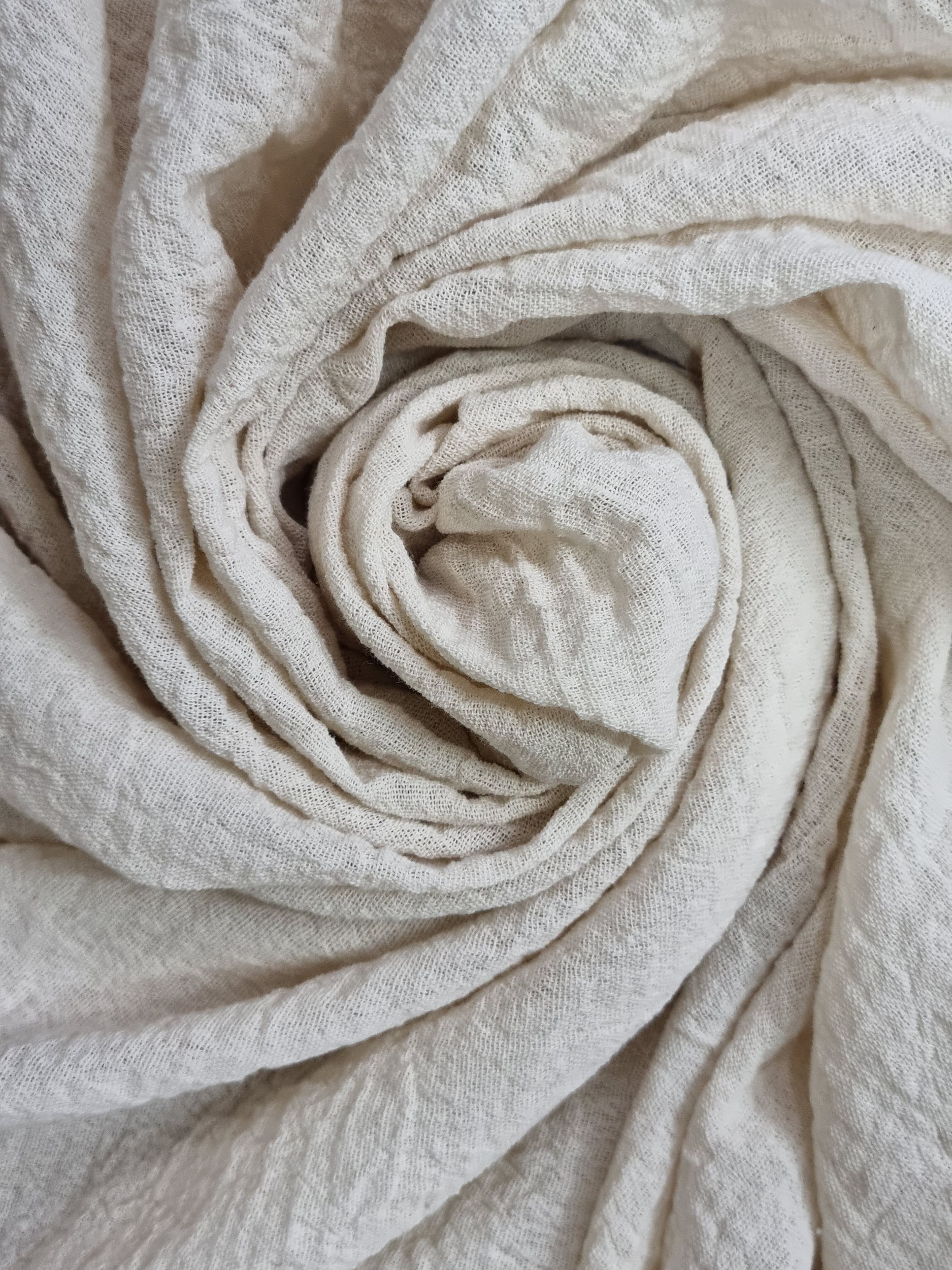 Una sala de estar con cortinas blancas y un sofá.