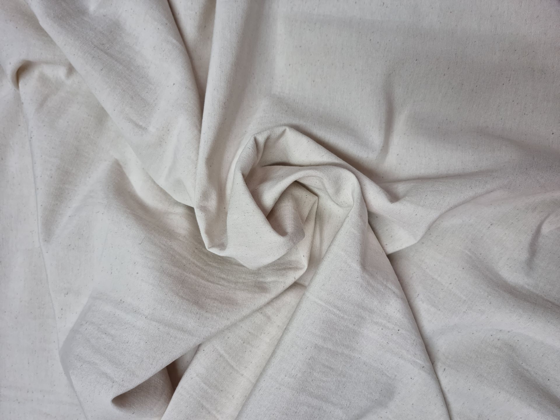 Un primer plano de un trozo de tela blanca sobre una cama.