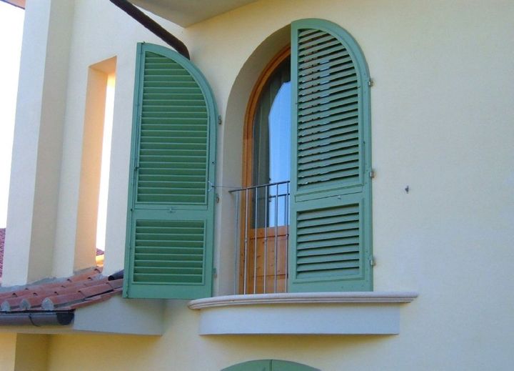 balcone con persiane