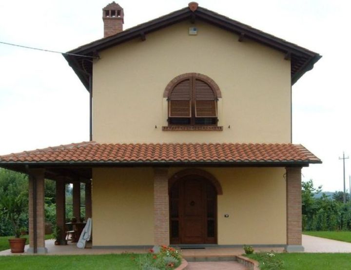 casa con persiane in legno