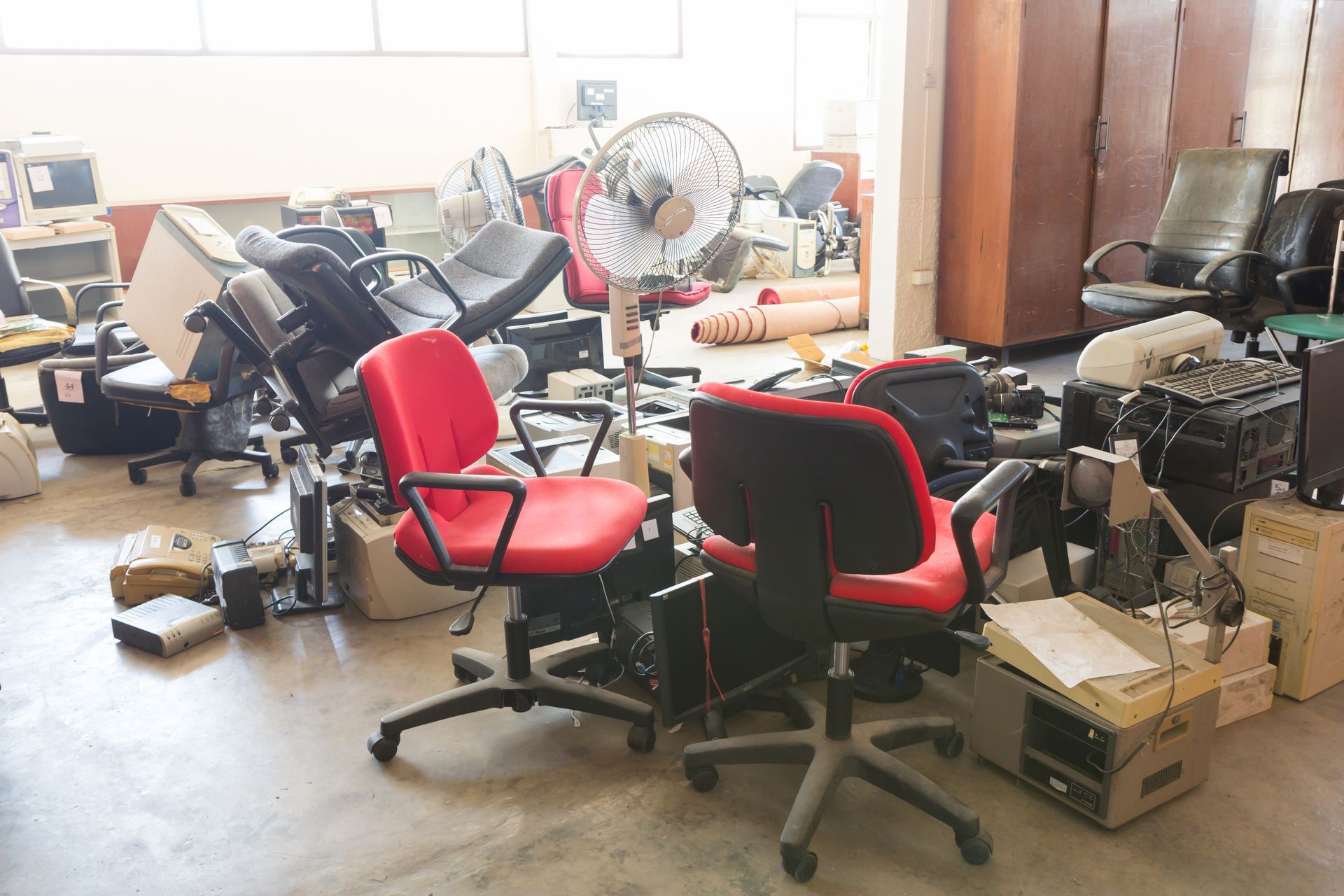 A room filled with lots of office chairs and boxes.