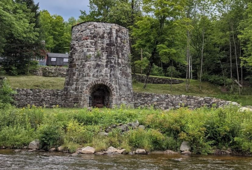 Peak’s Pub at Franconia Inn, a casual dining option at a White Mountain resort.