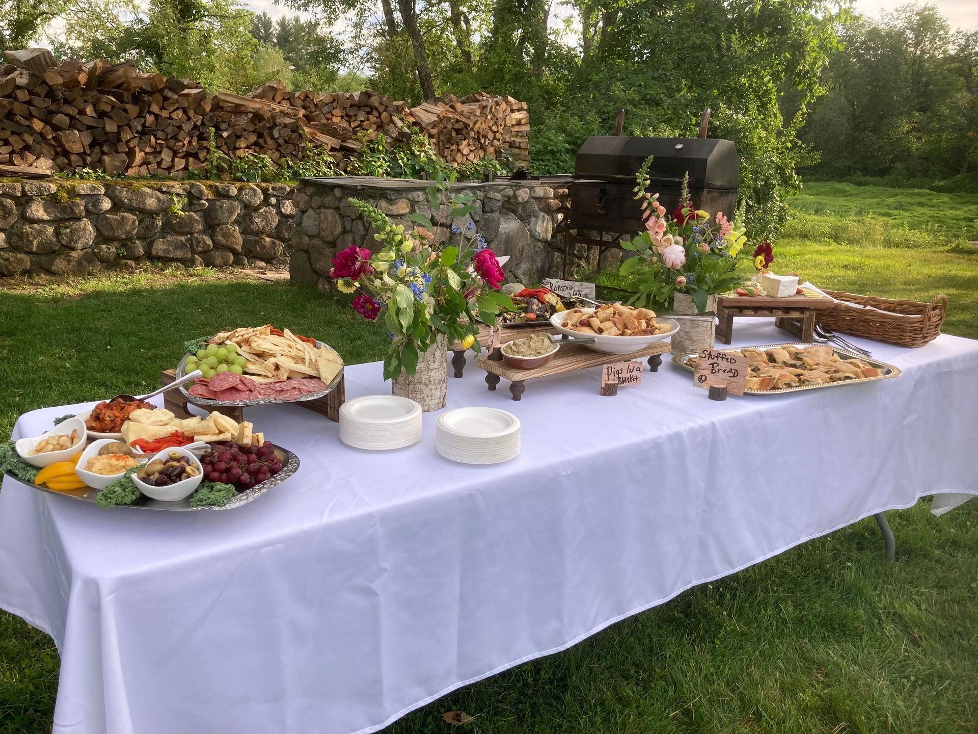 Outdoor dining with mountain views at Franconia Inn’s resort restaurant in the White Mountains.