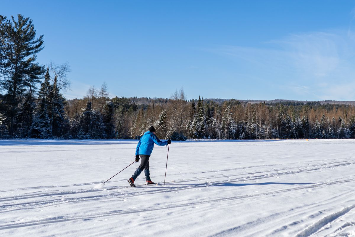 Cross-country skier on groomed 30km trail network at the Franconia Inn.