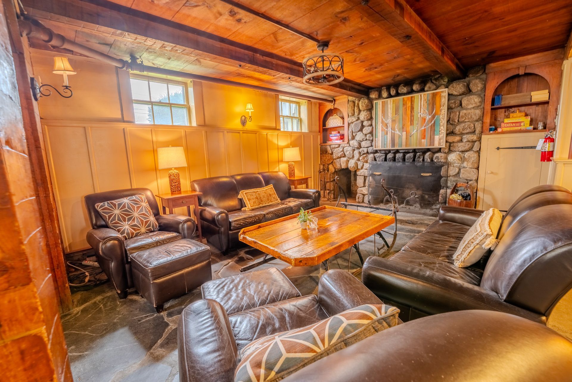 Peak’s Pub at Franconia Inn, a casual dining option at a White Mountain resort.