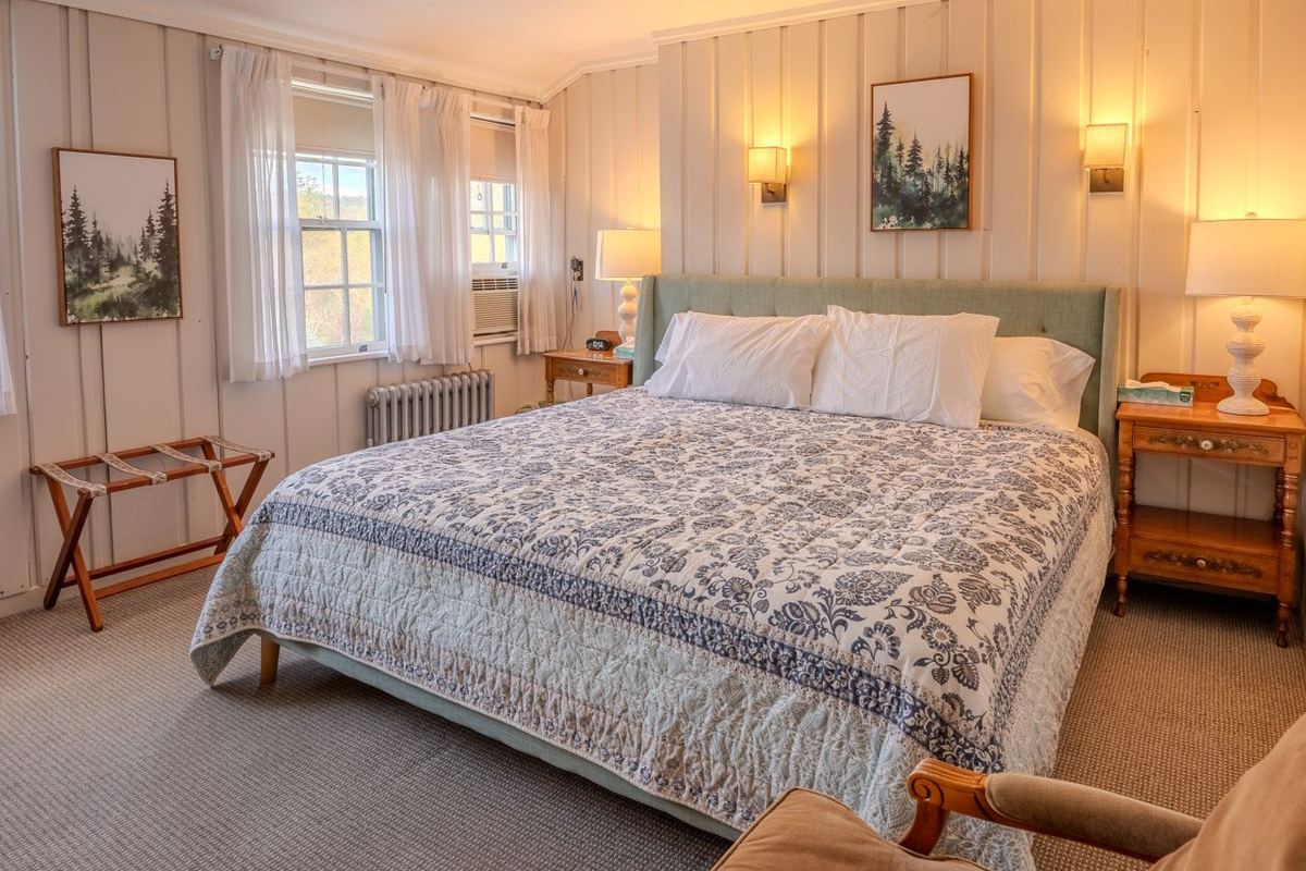 Franconia Inn guest room with bed and decorative quilt