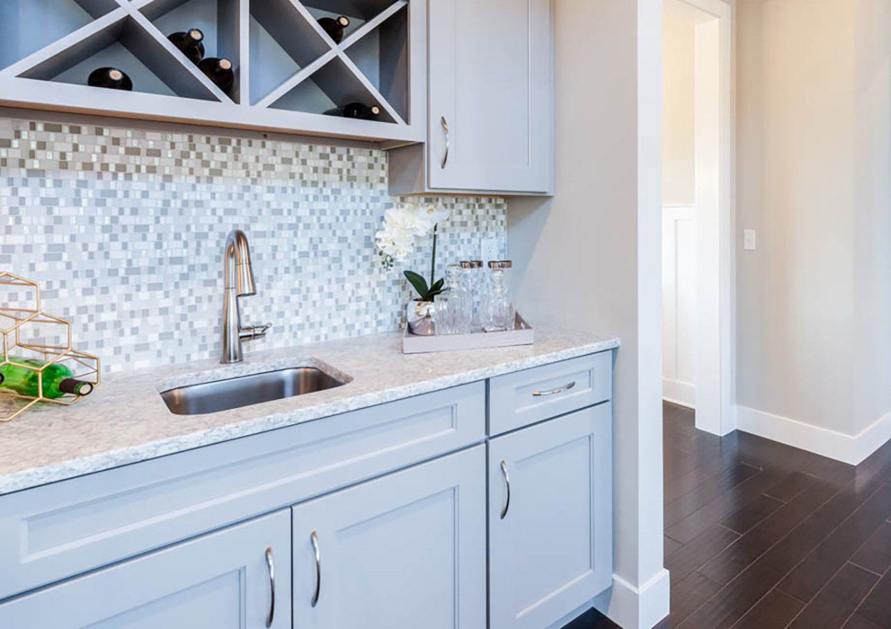 Breakfast bar tile backsplash detail in Hawk Valley Sullivan Model