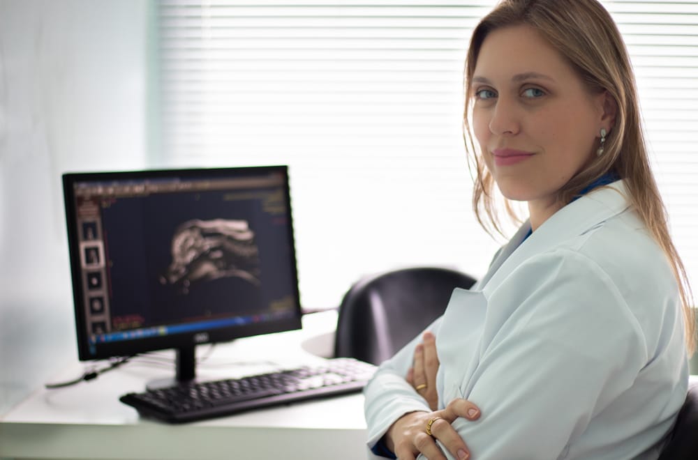 A telemedicina é um conjunto de tecnologias e aplicações que permitem a realização de ações médicas à distância.   Todas as aplicações dessa técnica apresentaram respostas positivas, tanto de médicos quanto de pacientes.