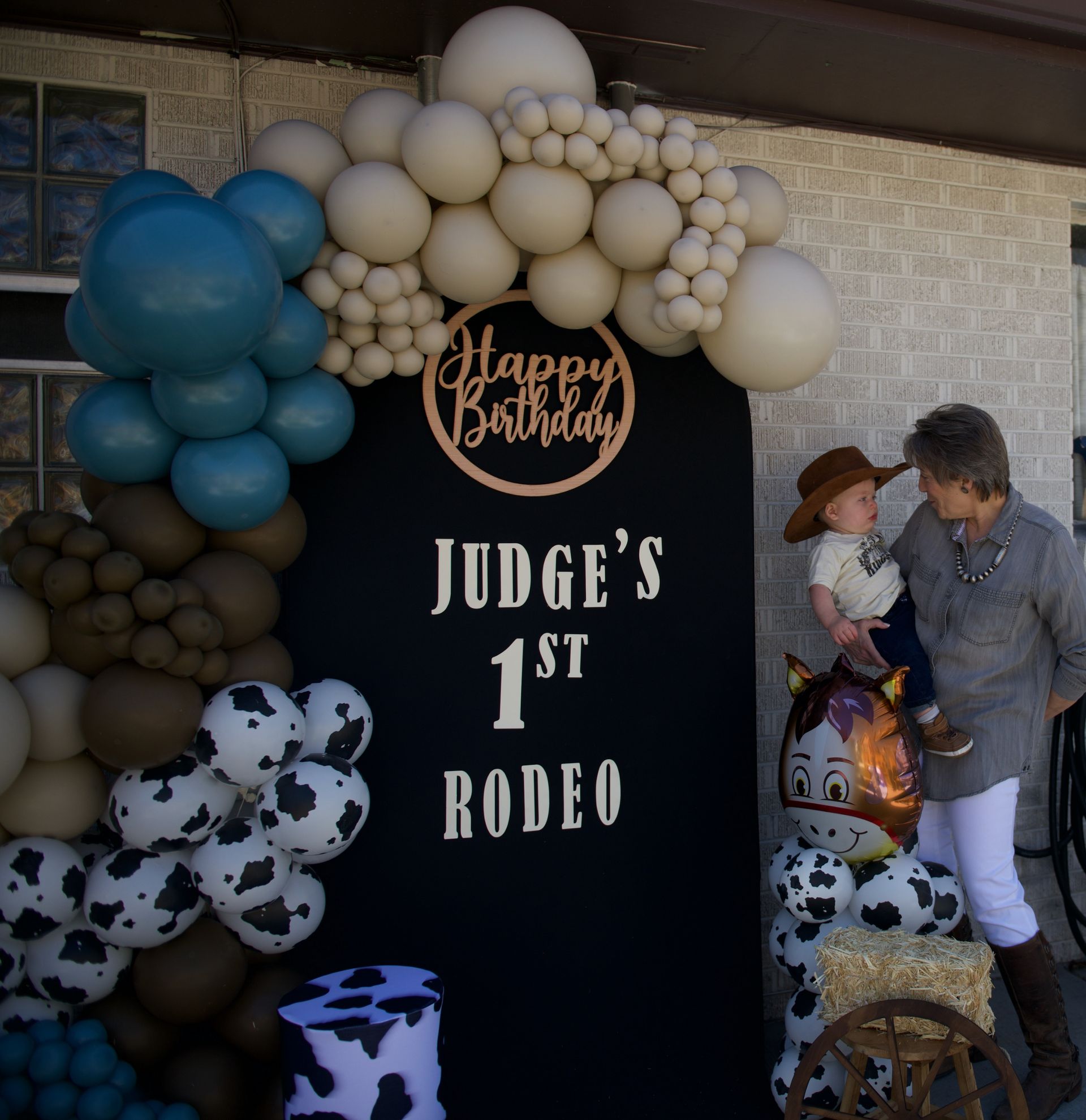 A sign that says judge 's 1st rodeo on it