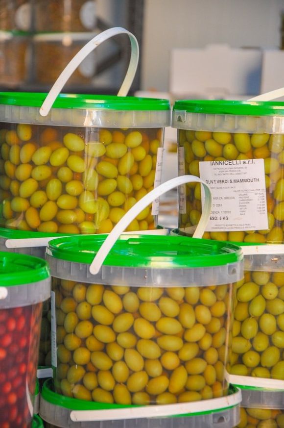 olive dentro barattoli in plastica