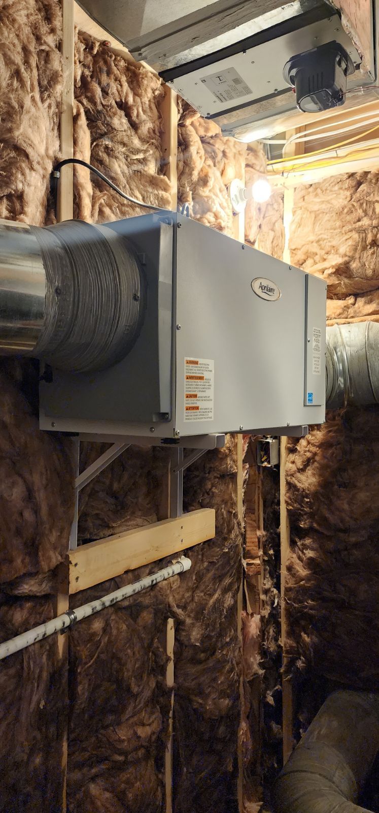 A room with a ceiling fan and a box on the wall.