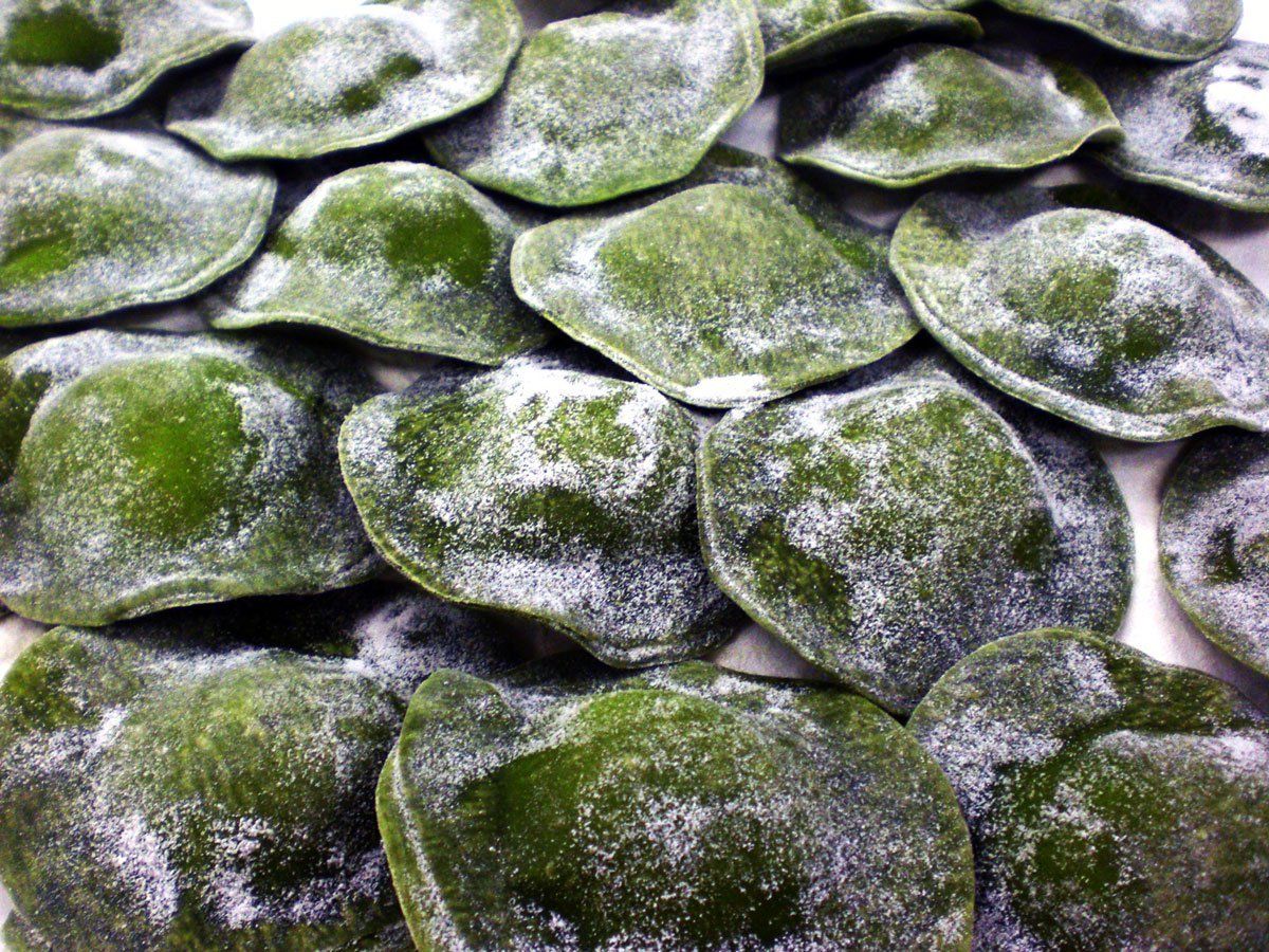 ravioli ripieni con spinaci e formaggio