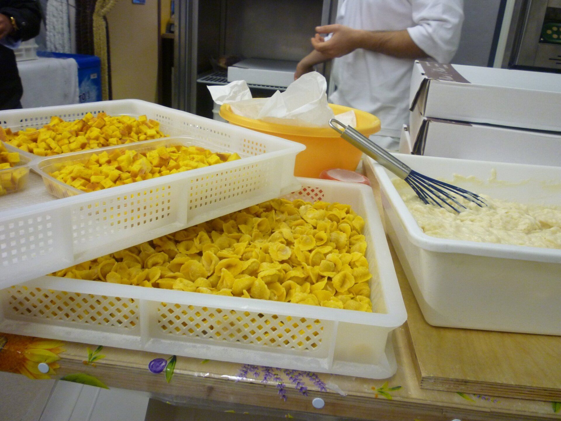 contenitori con tortelli freschi