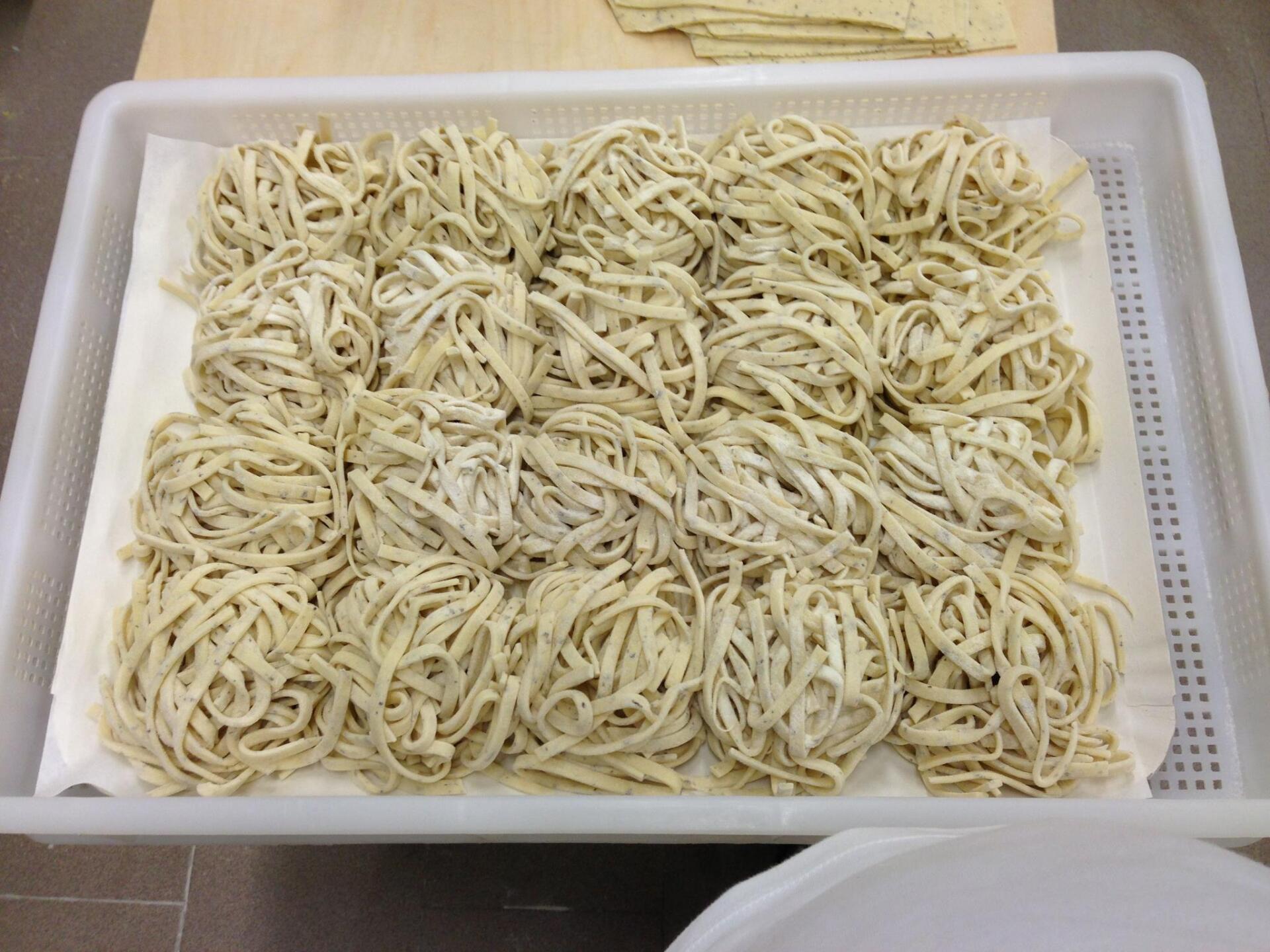 vassoio di tagliolini freschi all'uovo