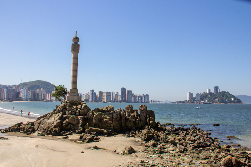 Vista aérea de Areado, Minas Gerais, com uma igreja ao fundo