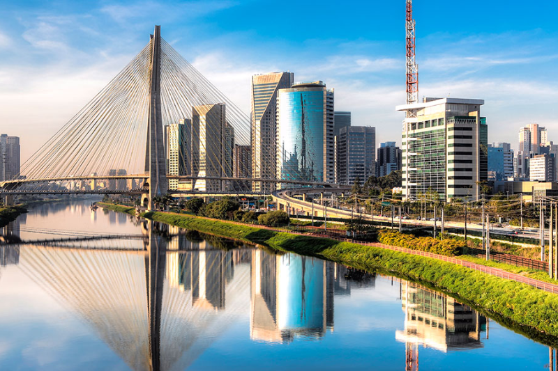 Vista aérea de Areado, Minas Gerais, com uma igreja ao fundo