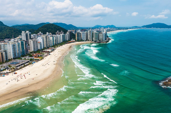 Vista aérea de Areado, Minas Gerais, com uma igreja ao fundo