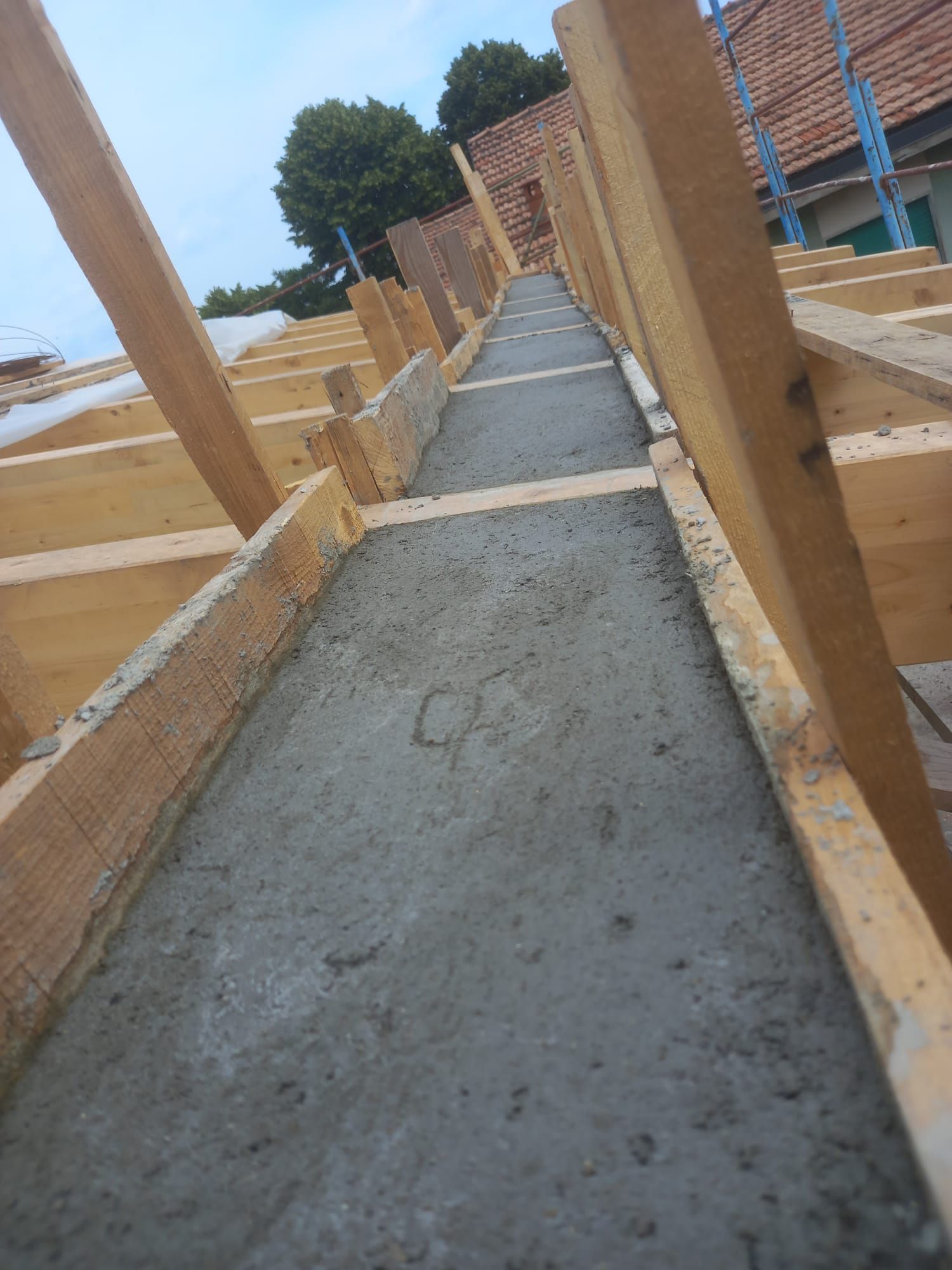 Struttura in legno con calcestruzzo umido, possibilmente costruzione del tetto.