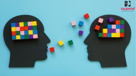 Dos cabezas con cuadrados de colores en ellas están hablando entre sí. Psicoterapia para ejucutivos.