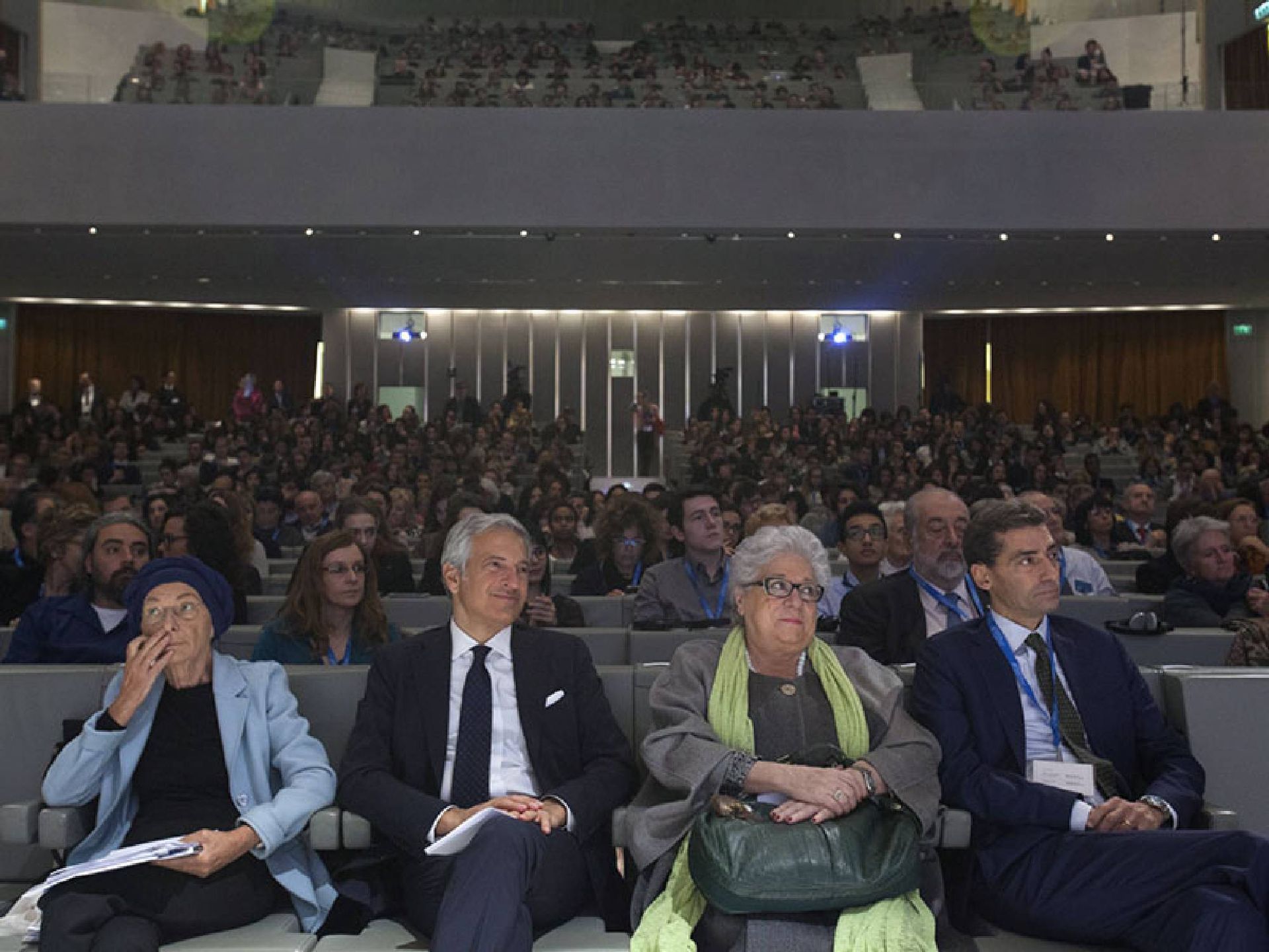 Emma Bonino, Paolo Veronesi, Livia Pomodoro, Andrea Sironi ascoltano la traduzione in oversound del Premio Nobel per la Pace in Università Bocconi