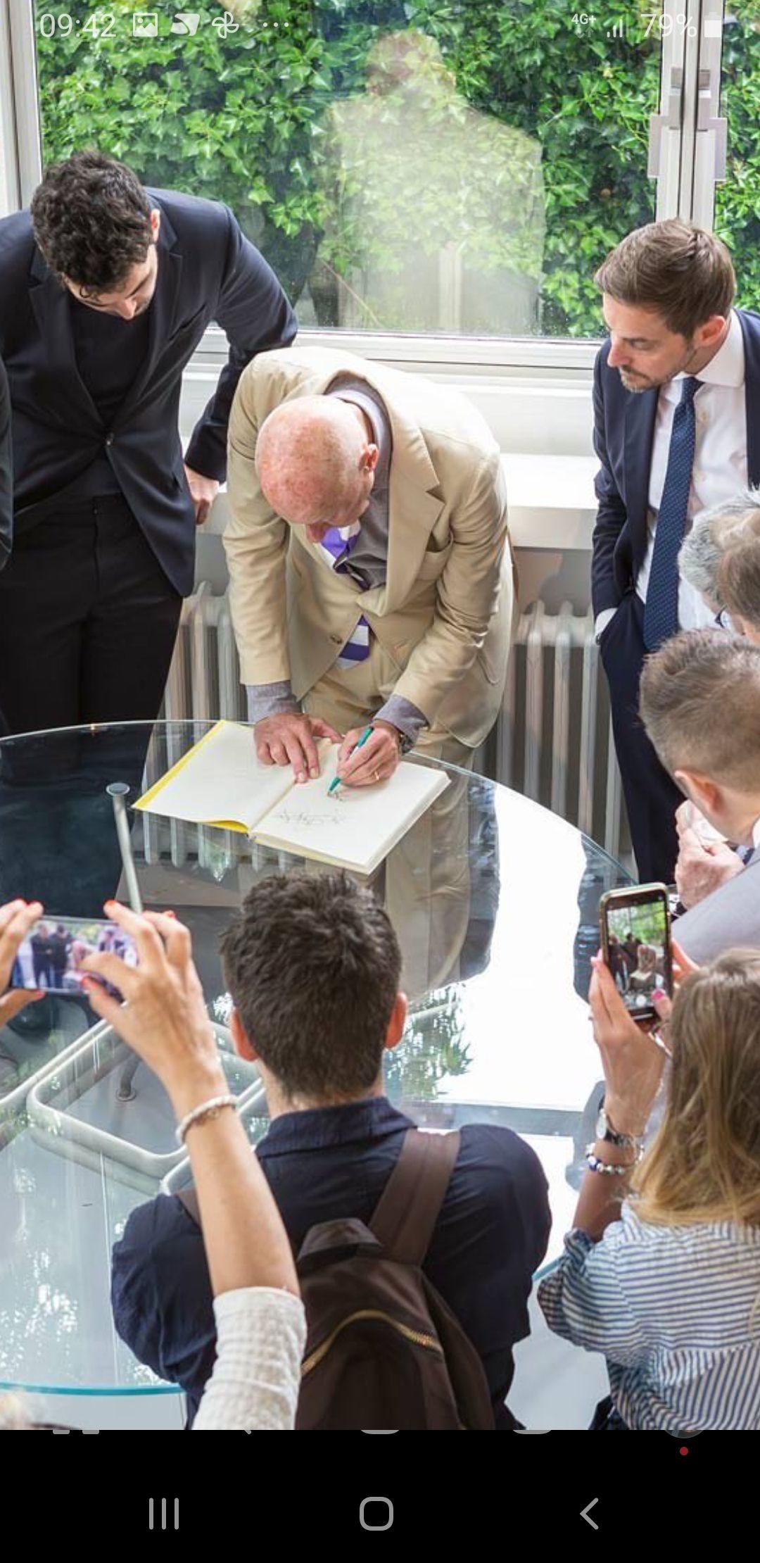 Firma dopo la consecutiva per il lancio di Cosmos a Parigi, Maison Atelier d'Ozenfant, progettata da Le Corbusier