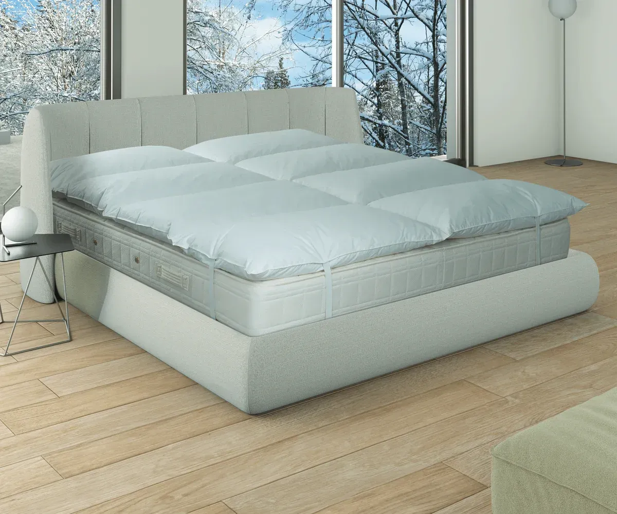 Piumino bianco piegato.